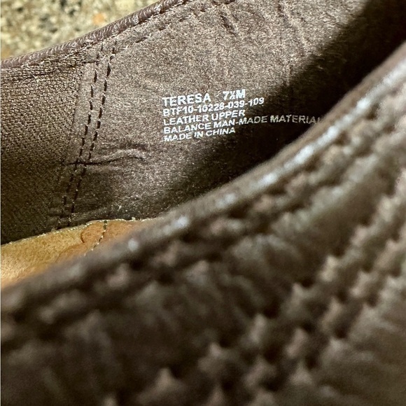 YUU TERESA, BROWN LEATHER, SLOUCH, BOOTIE SHOE. SLIP-ON, ROUND TOE. SIZE 7 1/2M - Picture 6 of 6